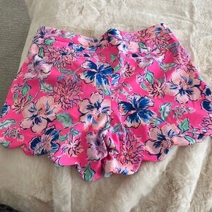 Lilly Pulitzer Pink Floral Scallop Shorts 10 EUC!